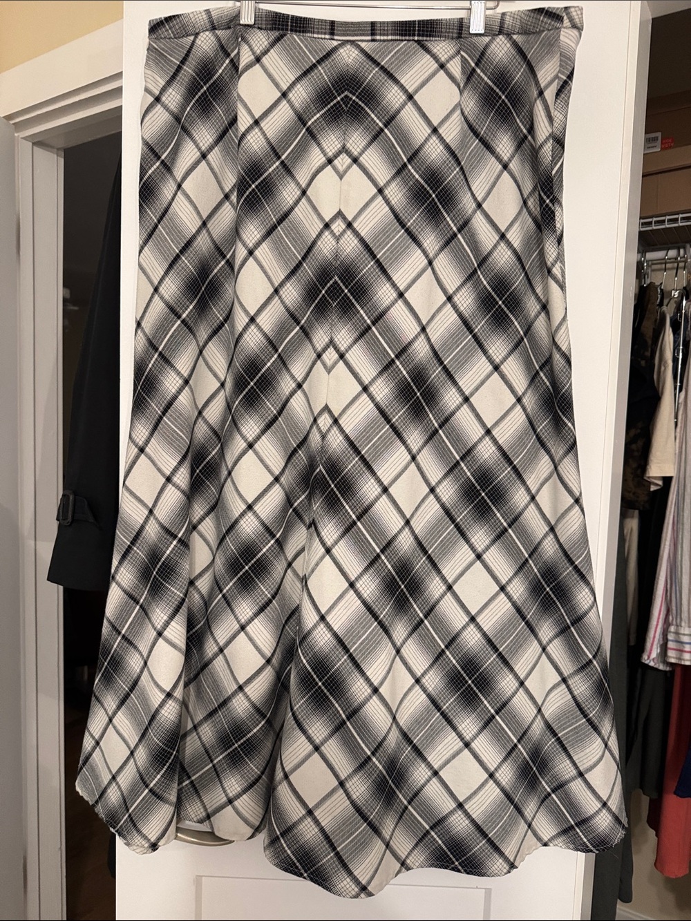 Lane Bryant Plaid Bias Cut Maxi Skirt Black Gray White Size 20 - Picture 6 of 8
